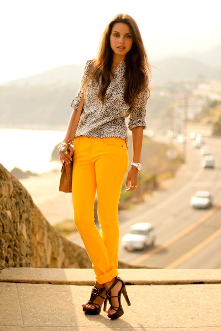 Горчичные джинсы. Желтые джинсы. Сочетание с желтыми брюками. Цвета брюк. Яркие брюки женские.