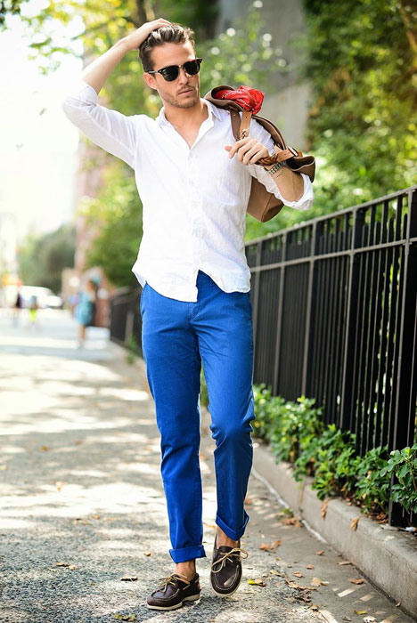 Голубая рубашка белые брюки
